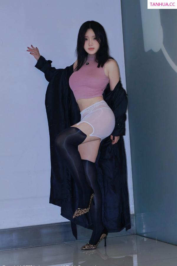   [XiuRen]高清写真图 2024.11.22 No.9489 小薯条nienie 黑丝美腿第12张图片